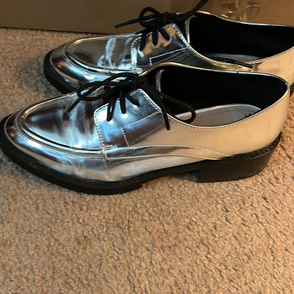 Sliver Mettallic oxfords - Picture 2 of 10